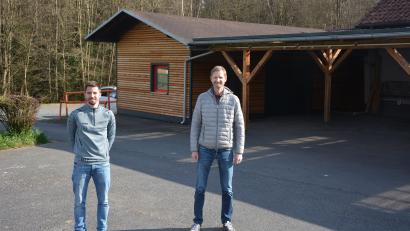 Bild: jr
Ein neues Dach braucht ein Nebengebäude (im Hintergrund) beim Sportheim des SV Steinmühle. SV-Vorsitzender Stephan Andörfer (rechts) und Tobias Santl hoffen auf die Umsetzung des Projekts mit Hilfe einer Crowdfunding-Aktion.
