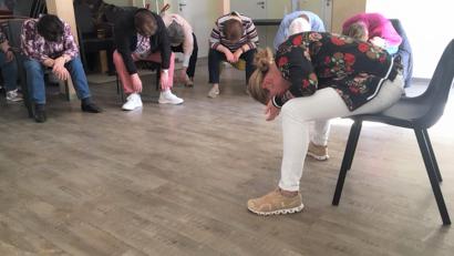 Bild: fvo
Die Teilnehmer der Waldthurner Neun2727-Reihe lassen unter der Anleitung von Andrea C. Blank (vorne rechts) ihren Kopf hängen, was ideal für die Durchblutung ist.