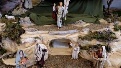 Bild: le
Mit der biblischen Szene „Auferstehung“ erstrahlt die Jahreskrippe in der Pfarrkirche St. Johannes der Täufer im neuen Glanz.