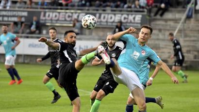 Archivbild: Hubert Ziegler
Das Hinspiel gegen Seligenporten verlor die DJK Gebenbach mit 2:3. Hier eine Szene zwischen dem Gebenbacher Kapitän und defensiven Mittelfeldspieler Oliver Gorgiev (links) und Linksverteidiger Damyan Opcin (rechts) vom SV Seligenporten. Der Gebenbacher Offensivspieler Nico Becker (Mitte) ist Beobachter der Szene aus dem Hintergrund.

DJK Gebenbach - SV Seligenporten
Bayernliga Nord
Saison 2021/22
Bild: Hubert Ziegler