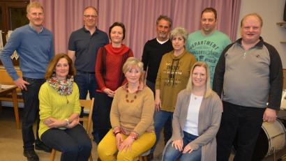 Bild: jr
Das Führungsteam des Obst- und Gartenbauvereins Münchenreuth mit (vorne sitzend, von links) dem gleichberechtigten Vorstandstrio Luzia Ernst, Maria Schicker und Sonja Heindl sowie stehend (von links) Wolfgang Hecht, Gerhard Ernstberger, Kreisfachberaterin Manuela Pappenberger, Rudi Kunz, Andrea Eckstein, Max Ernstberger und Reinhard Grillmeier.