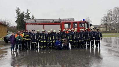 Bild: Feuerwehr Bärnau/exb
Zwei Gruppen der Feuerwehr Bärnau bestanden die Leistungsprüfung „Die Gruppe im Löscheinsatz“. Im Bild die Leistungsgruppen mit Kommandant Michael Zintl und Kassier Peter Schaller, die Schiedsrichter Lorenz Müller, Helmut Czepa und Klaus Schicker sowie Kameraden der Feuerwehr Lazne Kynzvart aus Tschechien.