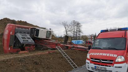 Bild: mde
Auf einer Baustelle in Kemnath ist am Donnerstag ein Bagger umgestürzt. Der Baggerfahrer wurde dabei verletzt.