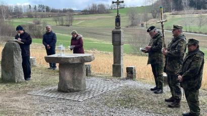 Bild: dl
An der Wallfahrtskapelle Schönbuchen beteten die Teilnehmer des Friedensmarsches mit Pfarrer Eugen Wismeth (links).