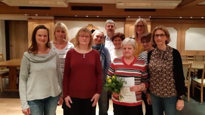 Bild: Birgit Schmidt/exb
Vorstandswahlen und eine Jubilarehrung standen bei den Gartlern in Högen an. Vorne von links Daniela Sichardt, Petra Müller, die für 40 Jahre Mitgliedschaft geehrte Rosa Haas, Vorsitzende Birgit Schmidt; zweite Reihe, von links, Claudia Schmid, Irene Wisgickl, Rita Schmid und Susanne Herrmann; hinten, von links Bürgermeister Reiner Pickel und Daniela Dotzler.