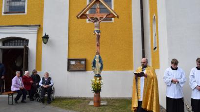 Bild: bnr
Alois Meller (Vierter von links) hat sein Gelübde erfüllt. Das neue Kreuz fand an der Wallfahrtskirche in Söllitz seinen Platz. Pfarrer Hans Spitzhirn erteilte dem Kreuz den kirchlichen Segen.