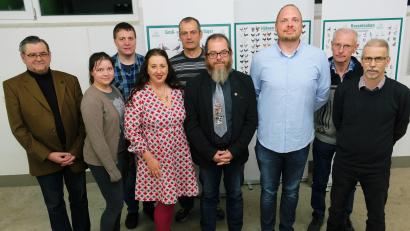 Bild: do
Zum Teil mit neuer Besetzung aber mit Werner Kennel (Vierter von rechts) als alten und neuen Vorsitzenden geht die Führungsmannschaft des Kleintierzuchtvereins Eschenbach in die Zukunft.