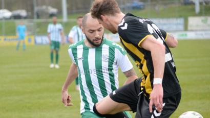 Bild: Andreas Brückmann
Einen schmerzhaften Tritt bekommt der Gebenbacher Nico Becker (links) in diesem Zweikampf ab. Sein Gegenspieler Tom Feulner (rechts) traf kurz nach der Pause auch ins Tor – zum Siegtreffer für Bayern Hof.