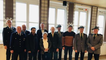 Bild: ga
Einen stattliche Anzahl von Gratulanten wünschte Konrad Wagner (Mitte) alles Gute zu seinem 90. Geburtstag.