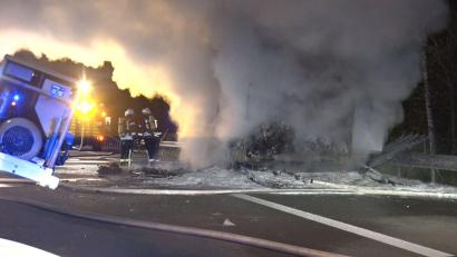 Bild: Torsten Albrecht/Nord-West-Media TV/dpa
Einsatzkräfte der Feuerwehr am Unfallort.