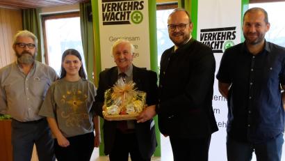 Bild: le
Dankbare Anerkennung gab es für Bürgermeister a. D. Fred Lehner (Mitte) für seinen jahrzehntelangen Einsatz in der Pressearbeit und zu seinem runden Geburtstag von Geschäftsführer Michael Lauterbach, Schatzmeisterin Selina Deubzer, Landrat Andreas Meier und Schriftführer Jürgen Biller (von links).