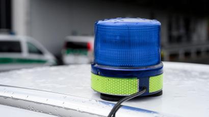 Bild: Daniel Vogl/dpa/Symbolbild
Ein Autofahrer hat in Schwaben eine Fußgängerin mit seinem Auto erfasst.