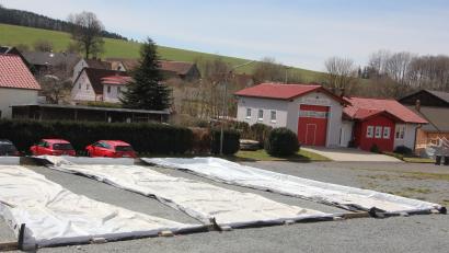 Bild: kro
Gesprächsbedarf gab es in Sachen Gestaltung des Wirtsbauern-Areal und dem Straßenzug beim Feuerwehrhaus in Großkonreuth (Bild). Mit den drei Bäumen, wie sie sich Kreisfachberater Harald Schlöger wünscht, war das Gremium nicht einverstanden. Bei einem Vor-Ort-Termin sollen Möglichkeiten diskutiert werden.