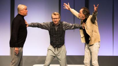 Bild: Bo Lahola/exb
Jochen Busse, René Heinersdorff und Hugo Egon Balder (von links) im Stück "Komplexe Väter".