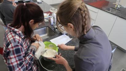 Bild: Kunz
Die ukrainischen Kinder bereiten in der Ferienaktion Pudding und Pizza zu.