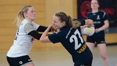 Archivbild: mhs
Carina Czichon (rechts) und die Handballerinnen der HSG Nabburg-Schwarzenfeld verabschieden sich am Samstag mit einem Gastspiel beim SC 04 Schwabach aus der Landesliga.