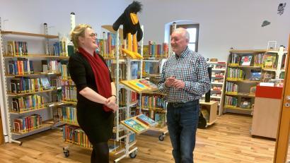 Bild: Otterbein/exb
Die neue Leiterin der Landesfachstelle für Bibliotheken des Sankt Michaelsbundes, Claudia Maria Pecher, wird in der Gemeindebücherei Kastl von deren Leiter Georg Dürr empfangen.