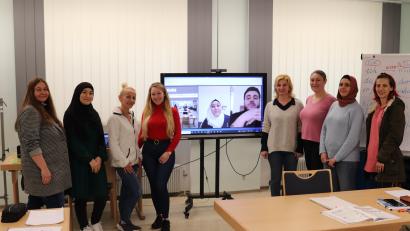 Bild: cog
Wo sonst der Chor probt und sich der Seniorenkreis trifft, büffelt jetzt Dozentin Larissa Werner (links) mit Ihren Teilnehmern im Saal und per Video Grammatik .