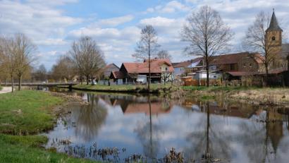 Bild: do
Im westlichen Teil des Ortskernes von Tremmersdorf soll die Creußen im Rahmen einer Einengung des Gewässerbettes mit Erlebnisbausteinen aufgewertet und für die Einwohner zugänglicher werden.
