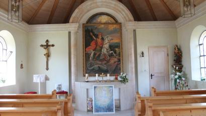 Bild: pi
In der Dorfkapelle St. Georg besticht vor allem das Altarbild von Reinhold Schultes. Es zeigt den heiligen Georg.