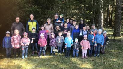 Bild: SPD Pechbrunn/exb
Zahlreiche Kinder beteiligten sich an der Ostereier-Suchaktion des SPD-Ortsvereins Pechbrunn-Groschlattengrün. Mit im Bild Vorsitzende Isgard Forschepiepe (hinten, Dritte von links), Kreisrat Thomas Döhler (hinten, Zweiter von links), Gemeinderat Thomas Flügel (hinten, Vierter von links) sowie als Vertreter des Schützenvereins Pechbrunn Werner Fleischer (hinten links).