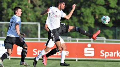 Bild: Büttner, Gerhard
Jamal Dubois (rechts) und Patryk Bytomski im Angriffsmodus: Die SV Grafenwöhr muss beim stark abstiegsgefährdeten SV Kulmain gewinnen, um die kleine Chance auf die Meisterschaft zu wahren.