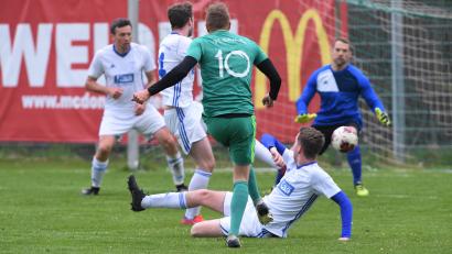 Bild: Büttner, Gerhard
Das war der Treffer zum 1:1-Ausgleich für den FC Weiden-Ost: Noah Forster jagte das Leder vom Sechzehnereck ins Schnaittenbacher Tor.