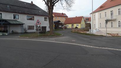 Bild: br
Die Neugestaltung des Dorfplatzes (Bild) in der Ortsmitte in Riglasreuth hat oberste Priorität bei der geplanten Dorferneuerungsmaßnahme, die im kommenden Jahr in Angriff genommen werden soll.