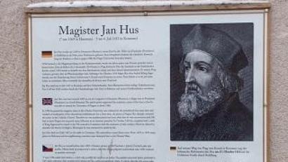 Bild: Reinhold Strobl
Eine Informationstafel zu Jan Hus hängt in Kohlberg. Hus kam auf seiner Reise zum Konzil zu Konstanz 1414 durch die Stadt Hirschau.