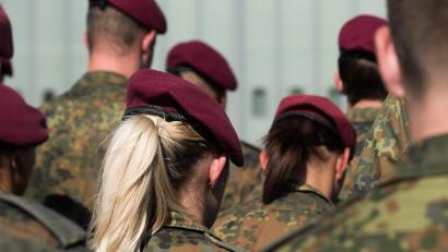 Symbolbild: Silas Stein/dpa
Eine 26-Jährige Soldatin will aussteigen und den Kriegsdienst verweigern. Ihr Antrag scheitert vor Gericht.