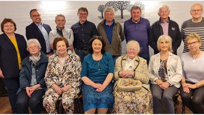 Bild: khg
Die Geehrten des BLLV-Kreisverbands Vilseck mit den Verbandsvertretern (hinten, von links): Bezirkspersonalratsvorsitzende Elisabeth Graßler, BLLV-Bezirksvorsitzender Manuel Sennert, Horst Kohl, Alois Siegert, Richard Schmutzer, Klaus-Dieter Seibold, Hans Grimm und Karl Heinz Grollmisch; sitzend (von links): Walburga Köppl, Anna Baldermann, Vorsitzende Edith Ruppert-Groher, Margarete Jäkel, Sieglinde Kohl und Gunda Ertl-Ledwa.