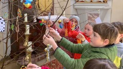 Bild: gz
Jedes der 15 Kinder darf seinen selbst gebastelten Osterschmuck an der Birke anbringen.