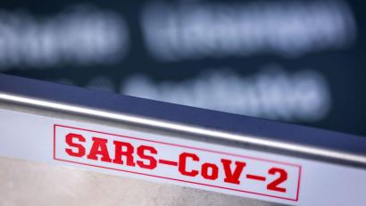 Symbolbild: Jens Büttner/dpa
BA.4, BA.5, XD und XE: Den Überblick über die Covid-Varianten kann man leicht verlieren.