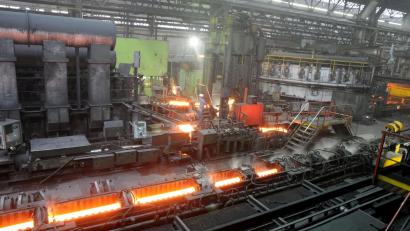 Bild: ige
Blick in die Herzkammer des Rohrwerks Maxhütte mit der Stoßbank: Noch verbraucht das energieintensive Stahlwerk massig Gas - das Konzept vom "grünen Stahlwerk" wäre ein Signal für die Zukunft.