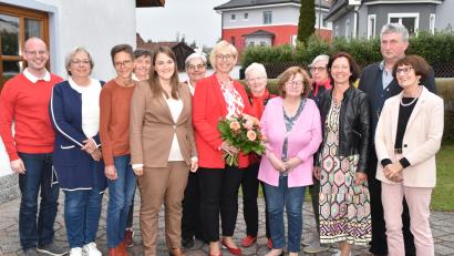 Bild: hcz
Ronja Endres (Fünfte von links), Vorsitzende der Bayern-SPD, gratuliert dem neuen Vorstand der Arbeitsgemeinschaft sozialdemokratischer Frauen (AsF) in Weiden.