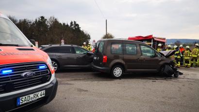 Bild: Thomas Dobler
An dem Unfall auf der Kreuzung bei Dachelhofen waren zwei Autos beteiligt. Die Fahrerin des sehr stark beschädigten VW Caddy (vorne) musste ins Krankenhaus gebracht werden.
