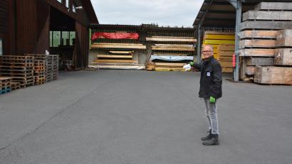 Bild: jr
Schützen-Vorsitzender Eberhard Kirchner freut sich auf den 28.Mai, wenn auf dem Betriebsgelände der Firma Casa Vario in Königshütte endlich das verschobene Konzert mit Marc Pircher und der Band „Höllawind“ stattfindet. Die Bühne wird links in der Halle aufgebaut, Sitzplätze gibt es überdacht und unter freiem Himmel.