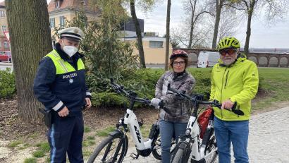 Bild: Polizei Amberg/exb
Helm auf, Rad verkehrssicher: So wie diese beiden E-Biker gehört es sich. Bei einer Schwerpunktkontrolle für Fahrradfahrer haben Amberger Polizisten jedoch auch "schwarze Schafe" belehrt.