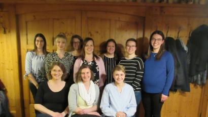 Bild: Ring junger Landfrauen Tirschenreuth/exb
Das Vorstandsteam des Rings junger Landfrauen: (sitzend, von links) Eva Grillmeier, Alexandra Schrott, Vorsitzende Helene Härtl, (hinten, von links) Melanie Schmid, Janine Wührl, Patricia Stock, Franziska Dietz, Eva Schaumberger, Annalena Brunner und Katharina Wölfl.