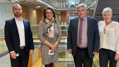 Bild: Stefanie Santos/exb
Stabwechsel im Jakob-Kaiser-Haus in Berlin. Karl Holmeier (Zweiter von rechts) übergab am Montag sein Büro an Martina Englhardt-Kopf (Zweite von links). Zur Ausstattung gehören auch die beiden Mitarbeiter Doris Hapke (rechts) und Kevin Uhlemann.