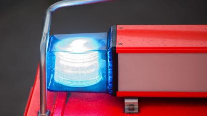 Bild: picture alliance / Daniel Bockwoldt/dpa/Archivbild
Ein Blaulicht leuchtet an einem Feuerwehrwagen.