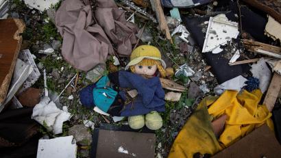 Bild: Alex Chan Tsz Yuk/SOPA Images via ZUMA Press Wire/dpa
Eine Puppe liegt zwischen Trümmern. Schon die Flucht allein kann ein traumatisierendes Erlebnis sein, sagt Traumatherapeutin Heidi Bogenberger.
