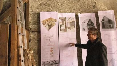 Bild: Susanne Forster
Interessierte können mit Architekt Josef Weber, dem Inhaber des Anwesens, einen Besichtigungstermin vereinbaren, um mehr über das Gebäude zu erfahren.