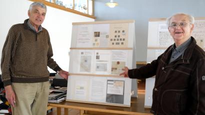 Bild: Hirsch
Die Vorsitzenden der Schwandorfer Briefmarkenfreunde, Peter Bartmann (links) und Willi Gschwendner (rechts), organisierten die Ausstellung "Naabperlen". Zu sehen waren u.a. die ersten drei Bayern-Briefmarken aus dem Jahre 1849.