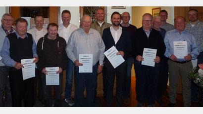 Bild: Tobias Göbl
Der CSU-Ortsverbands Lintach-Pursruck ehrt langjährige Mitglieder (von links): Helmut Fritsche sen., Franz Rehaber, Stefan Rehaber, Richard Amann, Bürgermeister Alwin Märkl, Michael Hassler sen., Kreisvorsitzender Harald Schwartz, der neue Kassier Johannes Schwarz, Werner Fruth, Alfred Zimmermann, Philipp Schwab, Vorsitzender Peter Göbl, Hubert Donhauser und der neue Vize Benjamin Weiß.