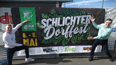Bild: ct
Große Vorfreude auf das Schlichter Dorffest bei den Vorsitzenden Christian Gradl (KLJB, links) und Stefan Weiß (FCS).