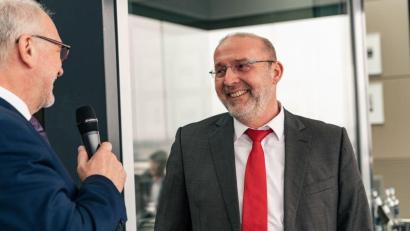 Bild: Senat der deutschen Wirtschaft/exb
Christoph Brüssel, Vorstandsvorsitzender der Stiftung Senat der Wirtschaft (links), gratuliert Wolfgang Häckl zur Ernennung.