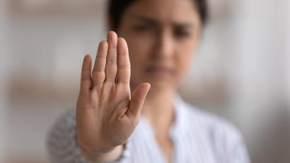 Bild: fizkes - stock.adobe.com
Wichtig für das eigene Glück ist es, sich von negativen Menschen fernzuhalten.