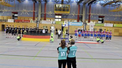 Bild: Hubert Ziegler
Die beiden U18 - Volleyball - Nationalmannschaften von Deutschland (links) und Tschechien (rechts) bei der Aufstellung zur Nationalhymne in der triMAX-Halle in Amberg.