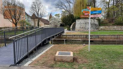 Bild: Valentin Berschneider, Stadt Amberg/exb
Der Vilssteg ist endlich fertig. Im Boden ist die neue Gedenktafel zu sehen.
